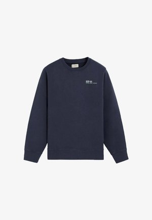 Sweat-shirt bleu marine à col rond, manches longues et petit texte blanc "SCP-01" sur le haut gauche de la poitrine.
