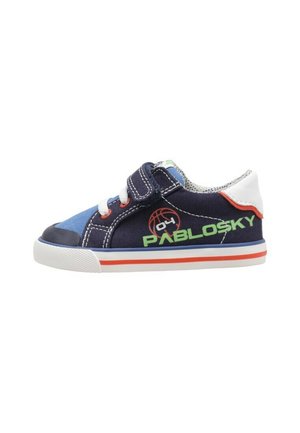 Zapatilla infantil azul marino y azul claro con suela blanca, franjas rojas y azules, cierre de velcro y logotipo "Pablosky" en el lateral.