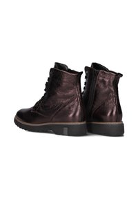 Bronzen leren enkellaarsjes met een glanzende afwerking, voorzien van veterclosures aan de voorkant en een zijrits, een rubberen zool en getextureerde panelen.