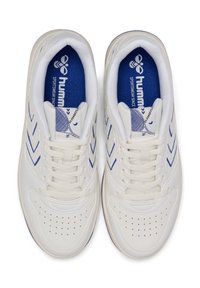 Białe sneakersy z niebieskimi akcentami, z górną częścią z gładkiej skóry, perforowanym czubkiem i kontrastowym niebieskim wykończeniem wnętrza.