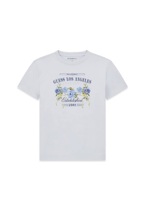 Biały t-shirt z krótkim rękawem i okrągłym dekoltem, z niebieskim kwiatowym wzorem oraz napisem „Guess Los Angeles Established 1981” na środku przodu.