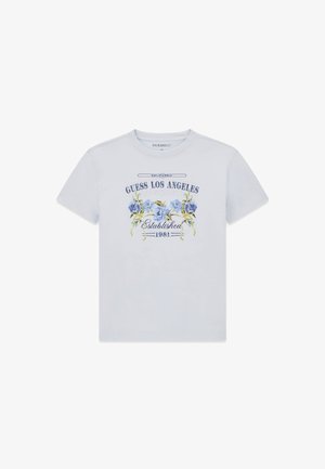 Biały t-shirt z krótkim rękawem i okrągłym dekoltem, z niebieskim kwiatowym wzorem oraz napisem „Guess Los Angeles Established 1981” na środku przodu.