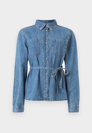 Chemise en denim bleu clair avec des manches longues, une fermeture à boutons sur le devant, deux poches poitrine et une taille ceinturée pour un ajustement réglable.