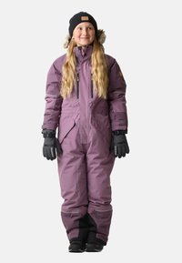 Violetter isolierter Schneeanzug mit einer mit Pelz gefütterten Kapuze, zwei Reißverschlusstaschen vorne, schwarzen Handschuhen und wasserabweisendem Material, entworfen für kaltes Wetter.