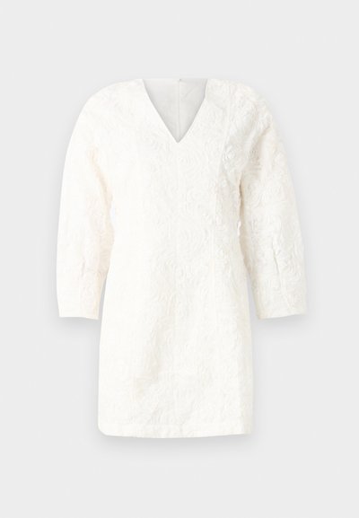 Fehér ruha V-kivágással, háromnegyedes ujjal és texturált virágmintákkal. Egyenes fazon sima felülettel és hátsó cipzáras záródással.