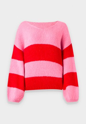 Strikkegenser med kraftige horisontale striper i klar rød og myk rosa. Rund hals, vide ermer og ribbestrikket kant.