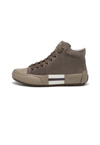 Hochschuh aus grauem Wildleder und Leder. Mit braunen Schnürsenkeln, einer beigen Gummisohle und einem gestreiften Detail an der Seite.