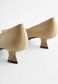 Next WIDE FIT FOREVER COMFORT KITTEN HEEL COURT - Klassikalised kontsakingad - taupe brown