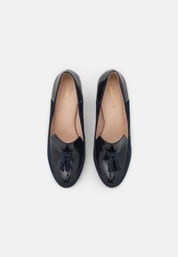 Navy modré lakované kožené slip-on boty s kulatou špičkou, ozdobou s třásněmi a kontrastními matnými částmi po stranách. Hladký povrch po celém obvodu.
