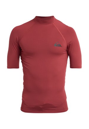 Rotes kurzärmeliges Rashguard aus elastischem Material, mit hohem Kragen und kleinem grauem Logo auf der linken Brust. Glatte Textur.