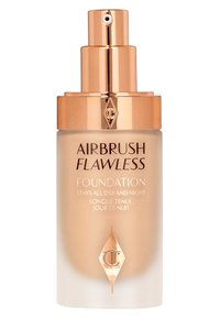 Airbrush Flawless Foundation in einer transparenten Glasflasche mit einem goldenen Pumpenkopf. Verfügt über ein mattes Finish und eine geprägte Logodekoration.