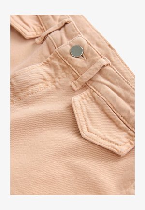 Ljusrosa denimtyg med en sydd ficka med en metallknapp och en liten bältesöggla, som visar ett strukturerat, ribbat mönster.