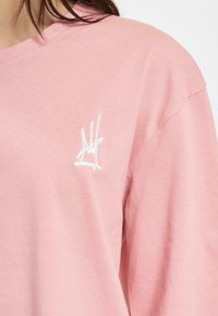 Dangerous DNGRS LUMINOUS  - Triko s potiskem - pink