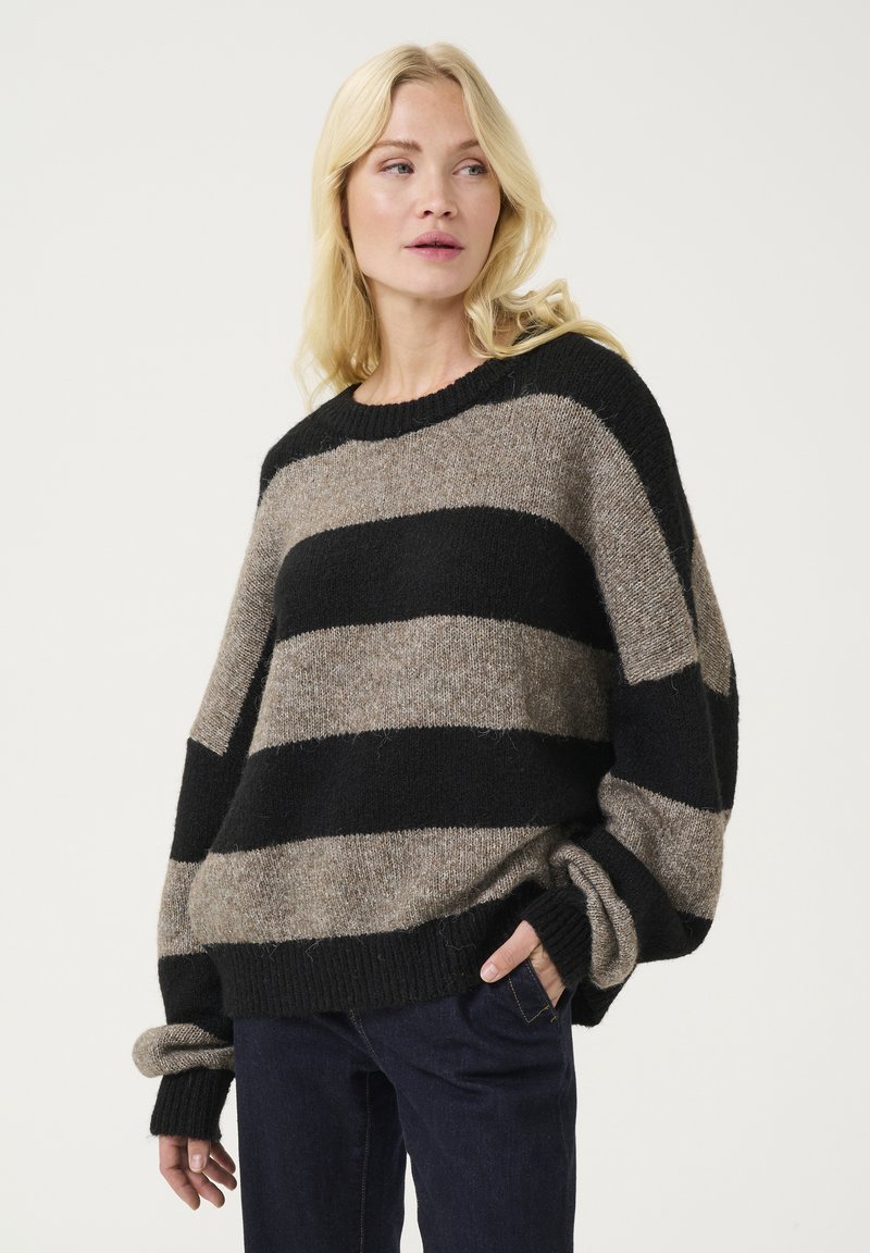 Maglione oversize con spesse strisce nere e marroni chiaro, realizzato in un morbido tessuto testurizzato con polsini e orlo a costine.