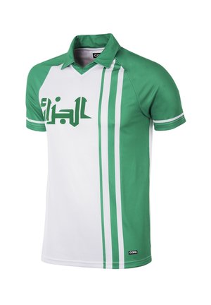 Groene en witte sportpoloshirt met korte mouwen, voorzien van een kraag, verticale groene strepen en gestileerde Arabische tekst op de voorkant.