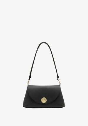 Czarna skórzana torebka z zaokrągloną klapą, złotym okrągłym zapięciem i pojedynczym regulowanym paskiem. Gładka tekstura, prostokątny kształt.