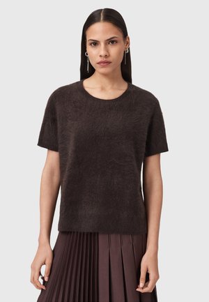 Maglione corto a maniche corte di colore marrone scuro, realizzato in materiale morbido e strutturato, con scollo rotondo. Presenta una vestibilità rilassata e una leggera lucentezza.