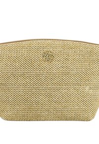 Pochette cosmetica lavorata a maglia di colore giallo chiaro con una finitura testurizzata, dotata di una cerniera marrone e di un logo rotondo dorato sul davanti.