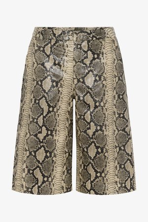 Shorts taille haute à motif imprimé serpent beige et noir, longueur au genou et coupe jambes larges.