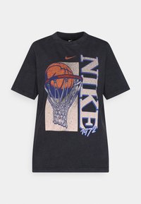 Tricou negru din bumbac, cu un grafic ce reprezintă o minge de baschet într-un coș, având textul "NIKE" și "1972". Design cu mâneci scurte și guler rotund.
