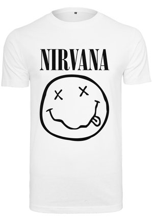 Bijela pamučna majica s natpisom "NIRVANA" u debelom crnom fontu iznad velikog crnog smajlića s X očima i jezikom.