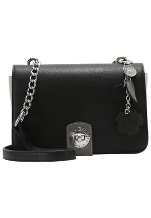 Sac bandoulière en cuir noir avec sangle chaîne argentée, fermeture tourniquet et breloques métalliques florales et rondes sur le côté.