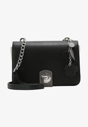 Sac bandoulière en cuir noir avec sangle chaîne argentée, fermeture tourniquet et breloques métalliques florales et rondes sur le côté.