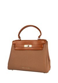Sac à main texturé en tan avec une forme structurée. Accents en cuir marron, une poignée supérieure et un fermoir doré. Présente une marque sur le devant.