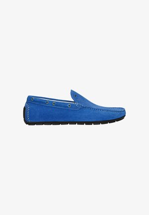Blauwe suède loafer met moc-toenaad, zwarte rubberen zool en veterdetail rondom de hiel en zijkanten.