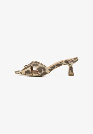 Åben tå hælet mule med krydsede stropper i beige og brun leopardprintstof, sidevisning på hvid baggrund.