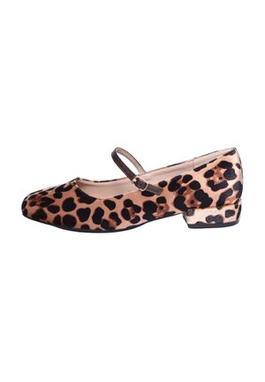 Ballerine in stampa leopardata con tacco basso, dotata di un cinturino marrone e una texture di tessuto morbido. Punta arrotondata e suola nera per stabilità.