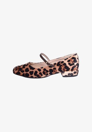Ballerine in stampa leopardata con tacco basso, dotata di un cinturino marrone e una texture di tessuto morbido. Punta arrotondata e suola nera per stabilità.