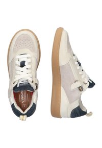 Baskets basses en mélange de daim et cuir crème, beige et marine. Elles présentent des lacets blancs, une pointe perforée et une semelle en caoutchouc beige.