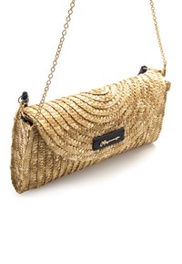 Borsa intrecciata in paglia con chiusura a pattina, dotata di tracolla a catena dorata e dettagli con logo nero. La trama è naturale e intricata.