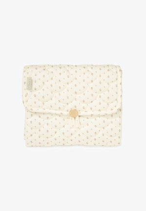 Petite pochette en tissu couleur crème matelassé avec un petit motif floral marron, fermée par un bouton rond beige et une boucle en tissu.