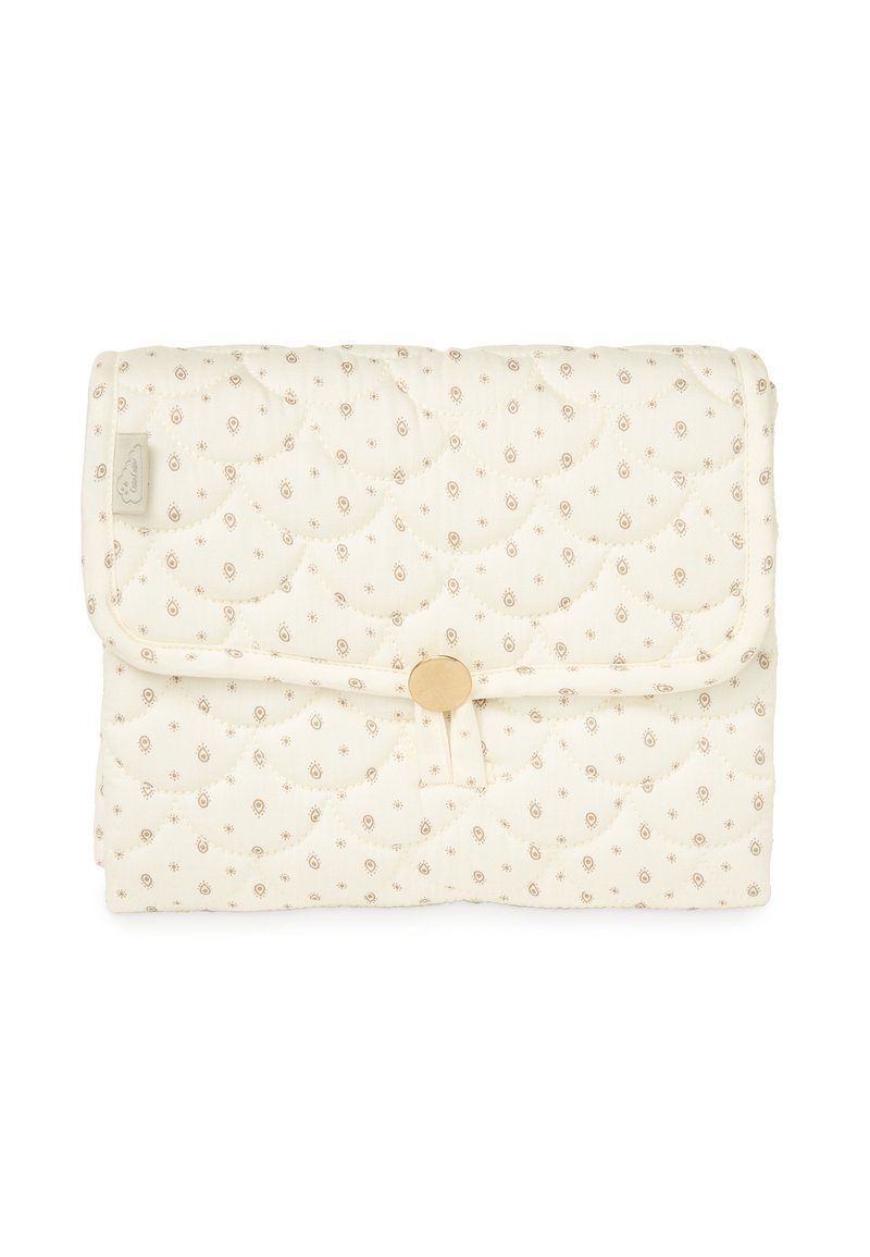 Prošivena torbica od kremastog tkanog materijala s malim smeđim cvjetnim uzorkom, zatvorena okruglim bež gumbom i petljom od tkanine.