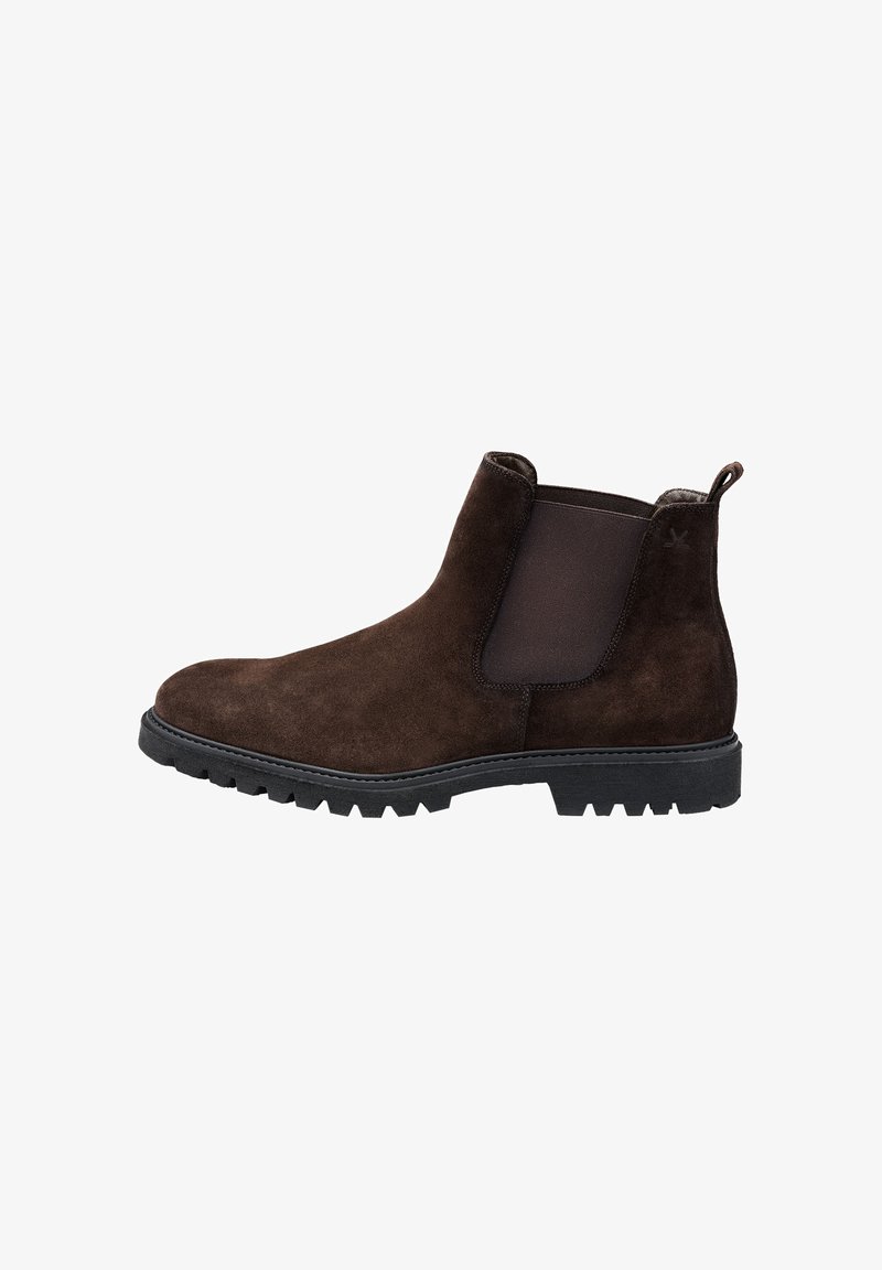 Bottine Chelsea en daim marron avec panneaux élastiques sur les côtés, une languette de traction et une semelle en caoutchouc noir robuste avec des motifs de dentelure profonds.