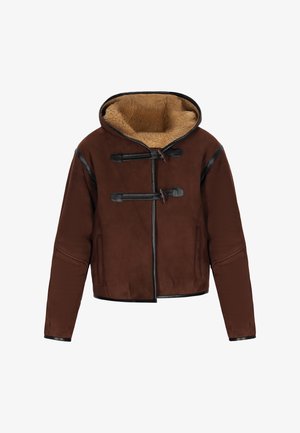 Brūna zamšādas jaka ar kapuci, kurai ir mīksta brūna odere, melni ādas akcenti, pogas un sānu kabatas. Īsā dizainā.