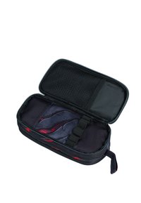 Custodia nera con zip, dotata di una tasca interna in rete e elastici. L'esterno mostra un design a pattern rosso e nero.