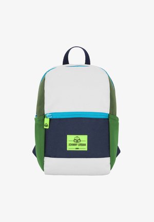 Mochila pequeña con paneles blancos, azul marino y verdes, cremallera azul brillante y parche con el logo "Johnny Urban Junior" en verde neón en el bolsillo frontal.