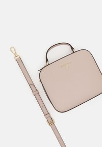 Sac à main carré en cuir rose texturé avec des finitions marron, doté d'une poignée supérieure, de quincaillerie dorée et d'une bandoulière réglable.