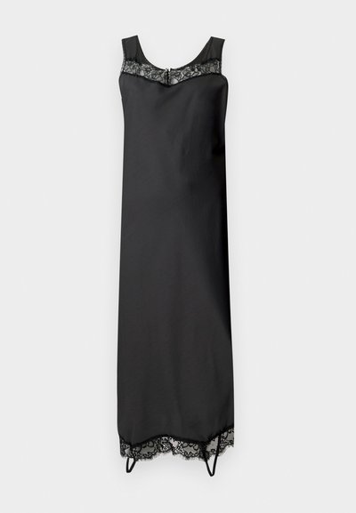 Μαύρο σατινέ φόρεμα με δαντέλα στη λαιμόκοψη και στο τελείωμα, με αμάνικο σχέδιο και τύπο φόρεσης που τραβάει πάνω.