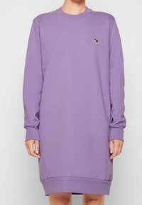 Levandulové šaty z pulovrového materiálu s dlouhými rukávy, s řasenými manžetami a spodním lemem, s malou nášivkou koně na levém prsu.