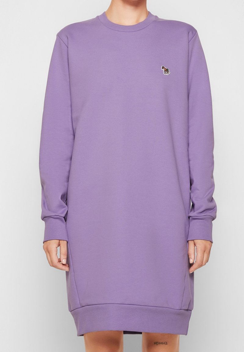 Levandulové šaty z pulovrového materiálu s dlouhými rukávy, s řasenými manžetami a spodním lemem, s malou nášivkou koně na levém prsu.