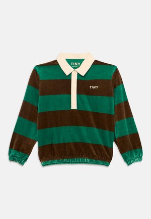Camisola de rugby de manga comprida com largas riscas horizontais verdes e castanhas, gola creme e pala com botões, e logótipo "TINY" no peito.