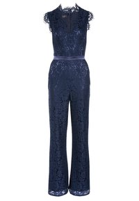 Mono de encaje azul marino con mangas cortas, cuello alto y cinturilla de satén. El intrincado patrón de encaje cubre toda la prenda.