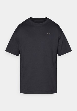 Tricou negru din bumbac, cu mâneci scurte, guler rotund și un mic logo alb Nike în partea superioară stângă a pieptului. Textură netedă a materialului.