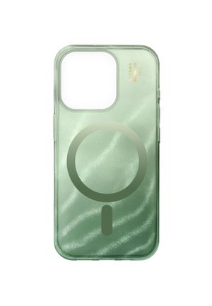 Funda protectora translúcida verde para teléfono con gran abertura para cámara, diseño de anillo magnético y logo de "Ideal of Sweden" en texto dorado.