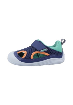 Baskets pour enfants bleu marine et turquoise avec des accents orange, empeigne en mesh, semelle blanche et fermeture velcro avec le logo Puma, vues de côté.