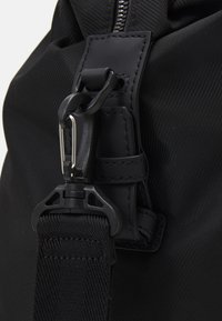 BOSS CATCH HOLDALL - Víkendová taška - black